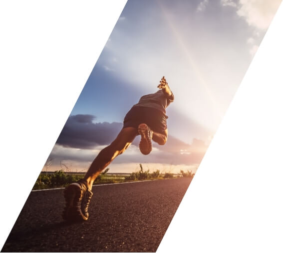 光に向かって走る男性