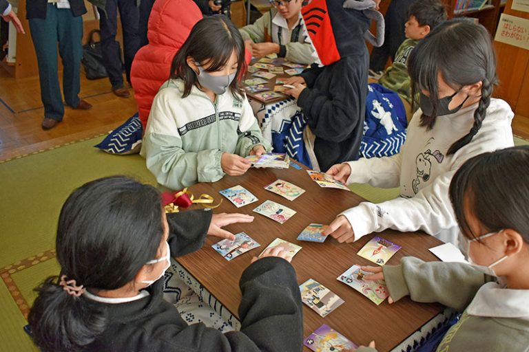 もうすぐクリスマス！安城市内９ヵ所の小・中学校及び教育センターにこたつを寄附しました。